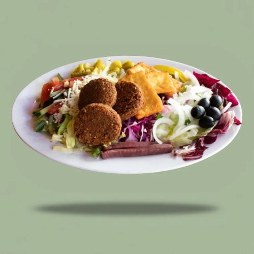 Vegetarischer Teller mit Falafel und Halloumi