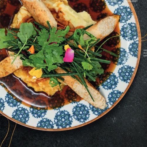 Vegane Bratwurst aus dem Rauch mit Kimchi-Sauerkraut